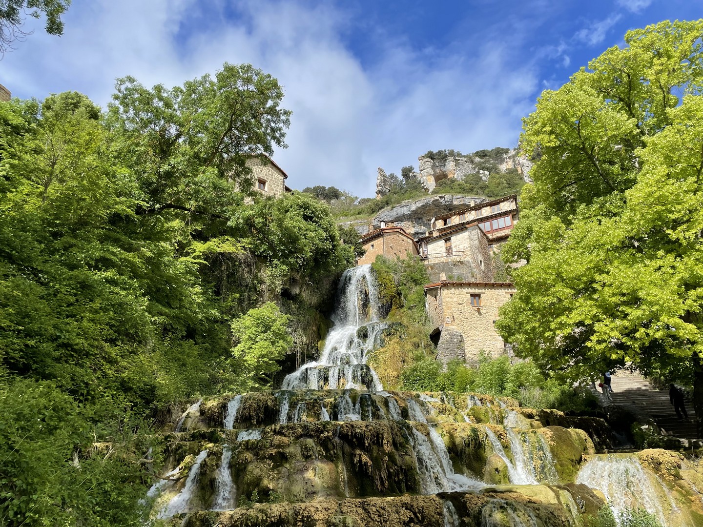Cascada de Orbaneja del Castillo atravesando el pueblo