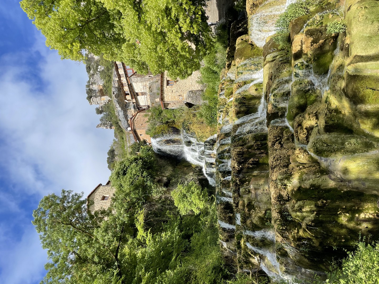 Vista vertical de la cascada de Orbaneja del Castillo